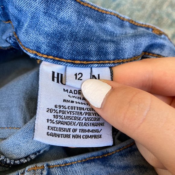 Light wash distressed Hudson capris - Picture 3 of 3